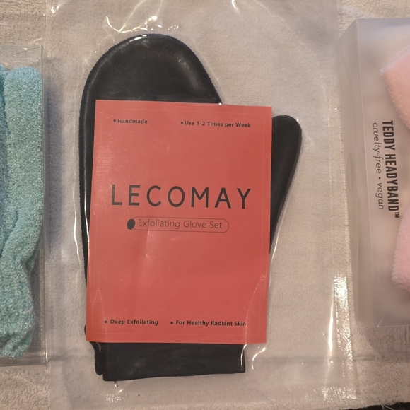 Lecomay Other - LECOMAY Exfoliating Glove Set